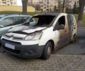 Wraki samochodów zalewają Warszawę