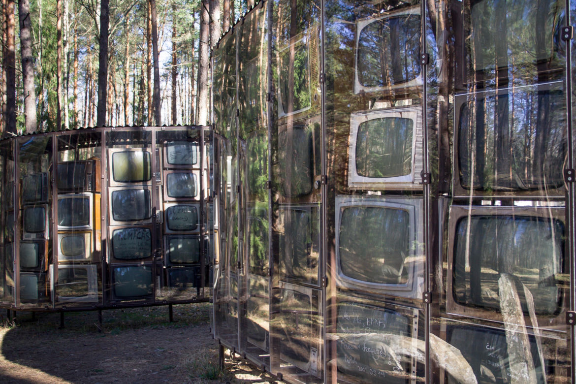 Labirynt z 3 tys. telewizorów