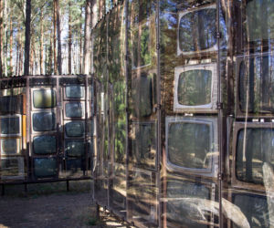 Labirynt z 3 tys. telewizorów