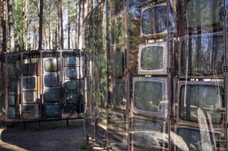 Labirynt z 3 tys. telewizorów