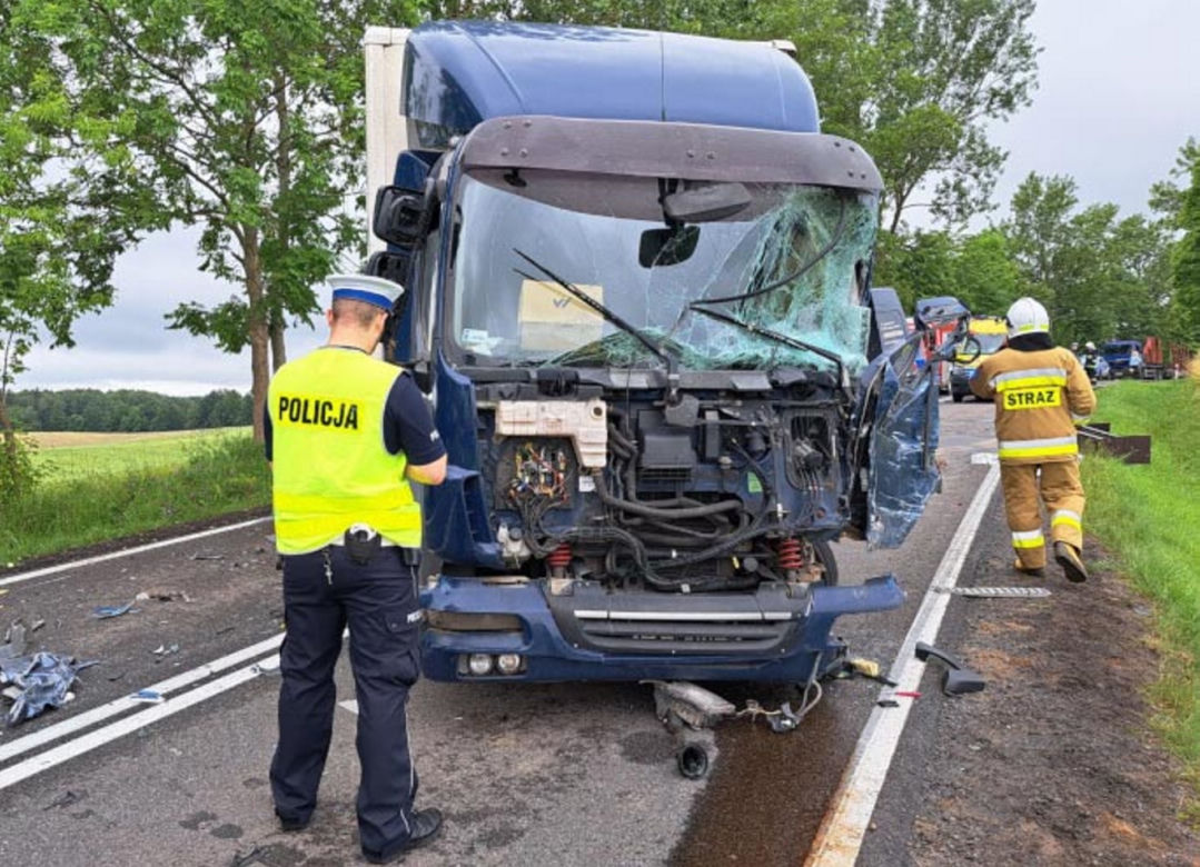 Śmiertelny wypadek pod Bytowem! 40-latek miał wykonać zabroniony manewr i zginął w rozbitym renaulcie [ZDJĘCIA]
