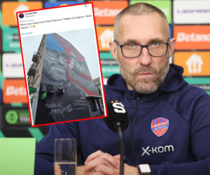 Kibice Rakowa nasmarowali to na muralu Papszuna. Przykry komunikat, to go zaboli