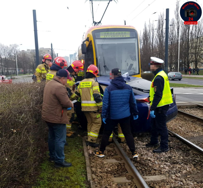 Taksówka z pasażerem zmieciona przez rozpędzony tramwaj! Groźny wypadek w centrum Warszawy