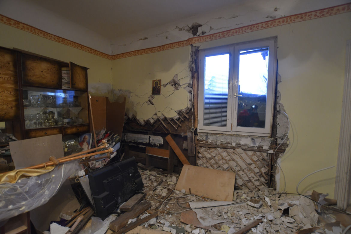 Pokój zasypany gruzami. Auto omal nie przebiło ściany i nie wjechało do pokoju