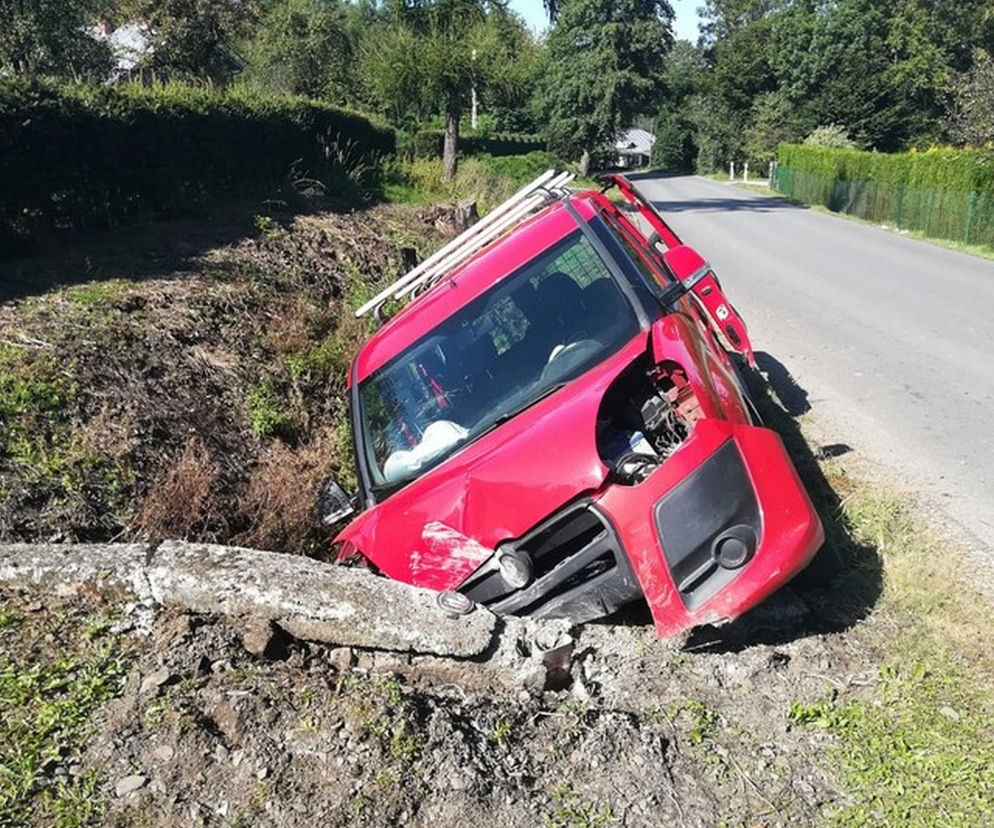 51-latek wjechał samochodem do rowu