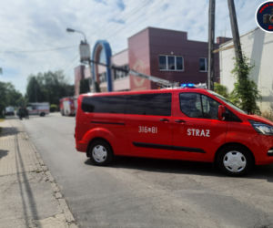 Betonowy słup wisiał nad ulicą