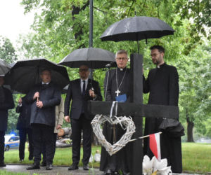 Skonfrontował się z prezydentem! Władze Torunia, biskup i mieszkańcy modlili się w miejscu ataku na Klaudię