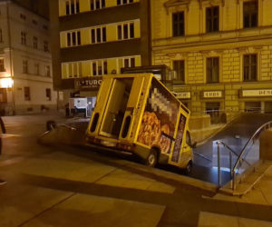 Śląskie: Zaskakujący finał festiwalu czekolady. Food Truck stoczył się do przejścia podziemnego [ZDJĘCIA]