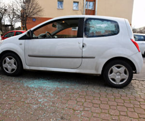Szli i niszczyli auta 