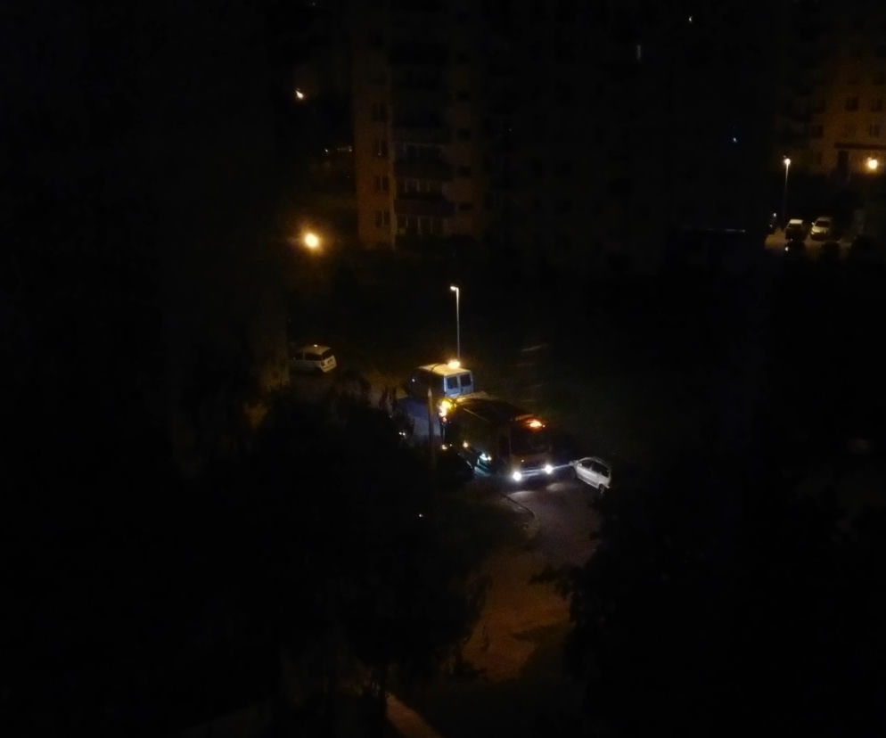Nocny odbiór śmieci przy Bohaterów Westerplatte