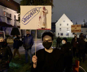 Protest przeciwko kardynałowi Stanisławowi Dziwiszowi w Krakowie