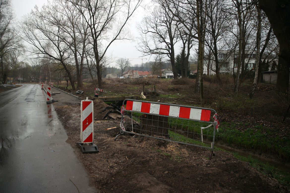 Elegancki chodnik przy luksusowym domu Andrzeja i Agaty Dudów 