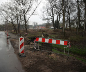 Elegancki chodnik przy luksusowym domu Andrzeja i Agaty Dudów 