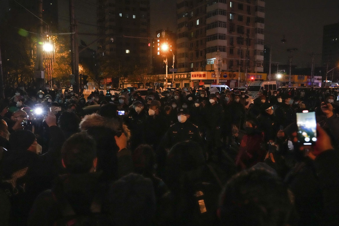 Wielkie demonstracje przeciwko restrykcjom covidowym! "Chcę swobodnie wychodzić, ale nie mogę"