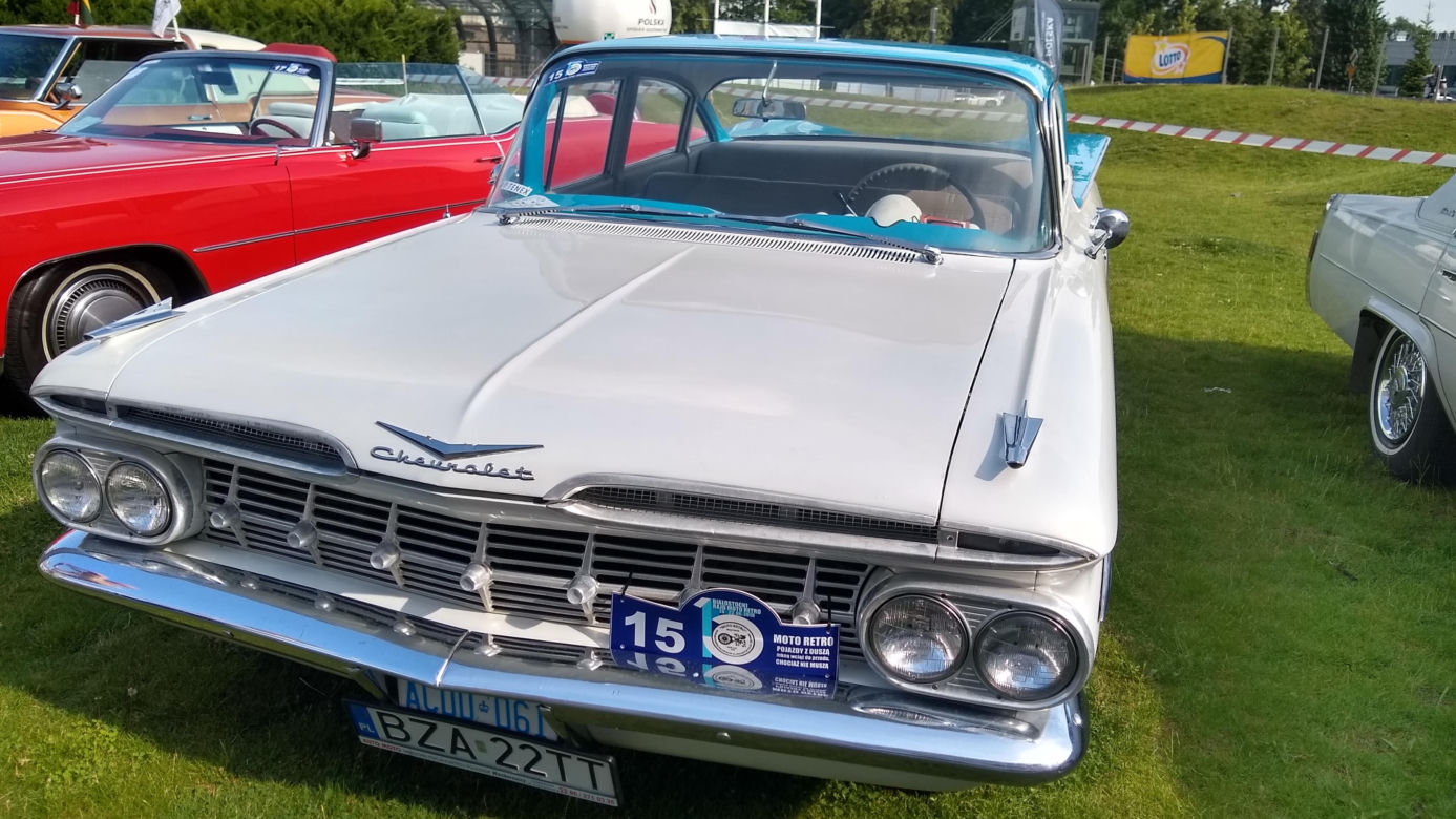 15. Białostocki Rajd Moto Retro. Wystawa samochodów przed Galerią Jurowiecką [ZDJĘCIA]