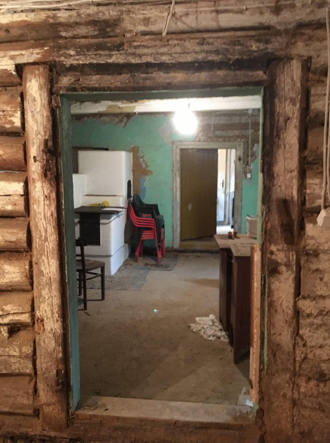 Remont drewnianej chaty w Bełdnie