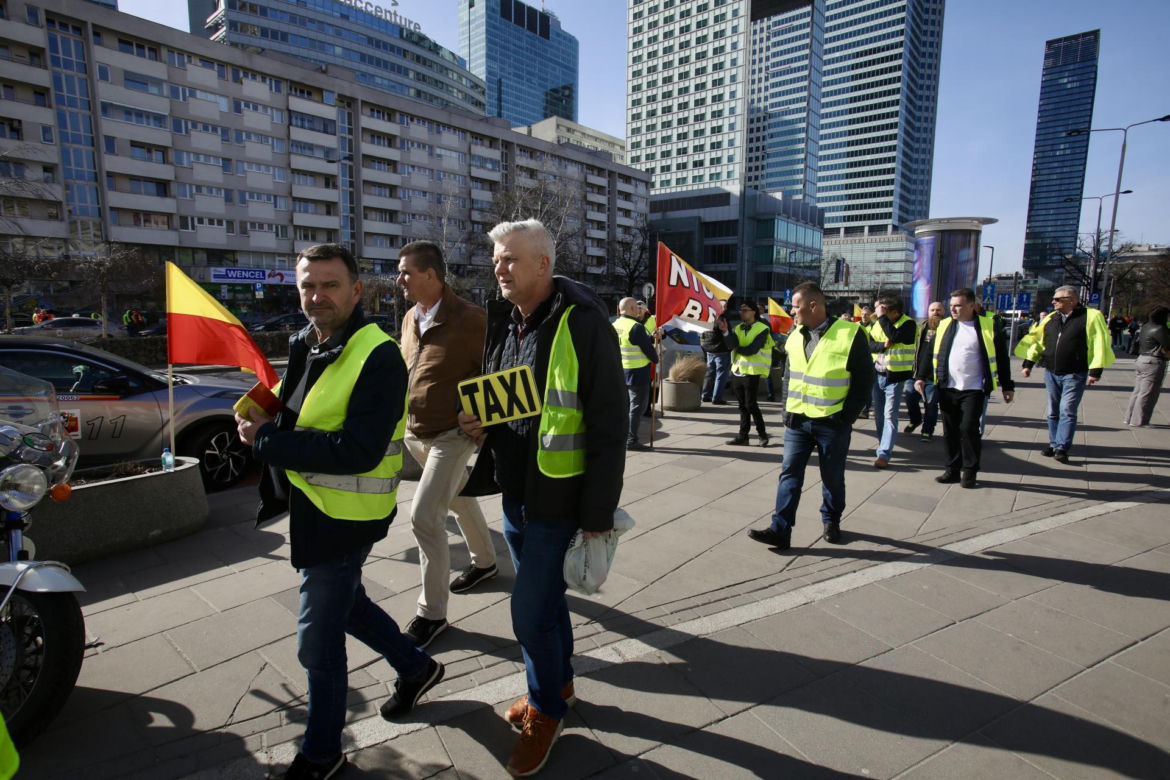 Wielki protest taksówkarzy w centrum Warszawy. Chcą podniesienia stawek!