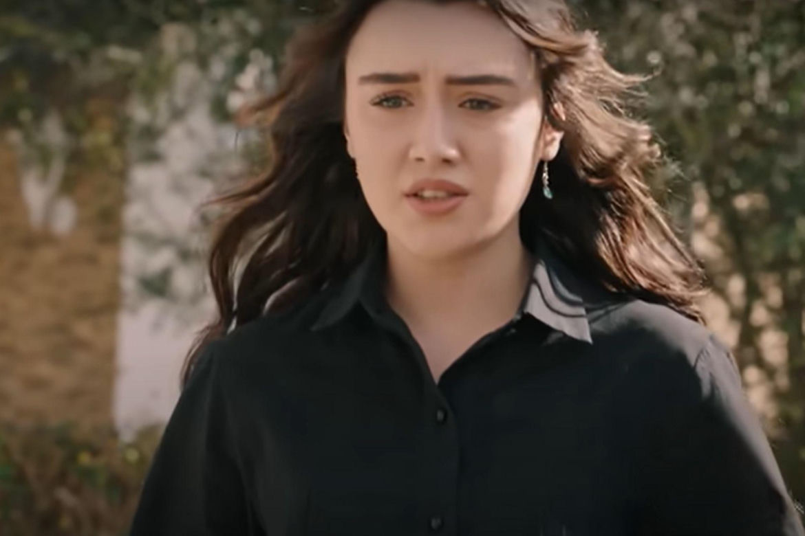 Zeynep, kiedy zauważy, że Songul niszczy jej pracę, wparuje do szklarni 