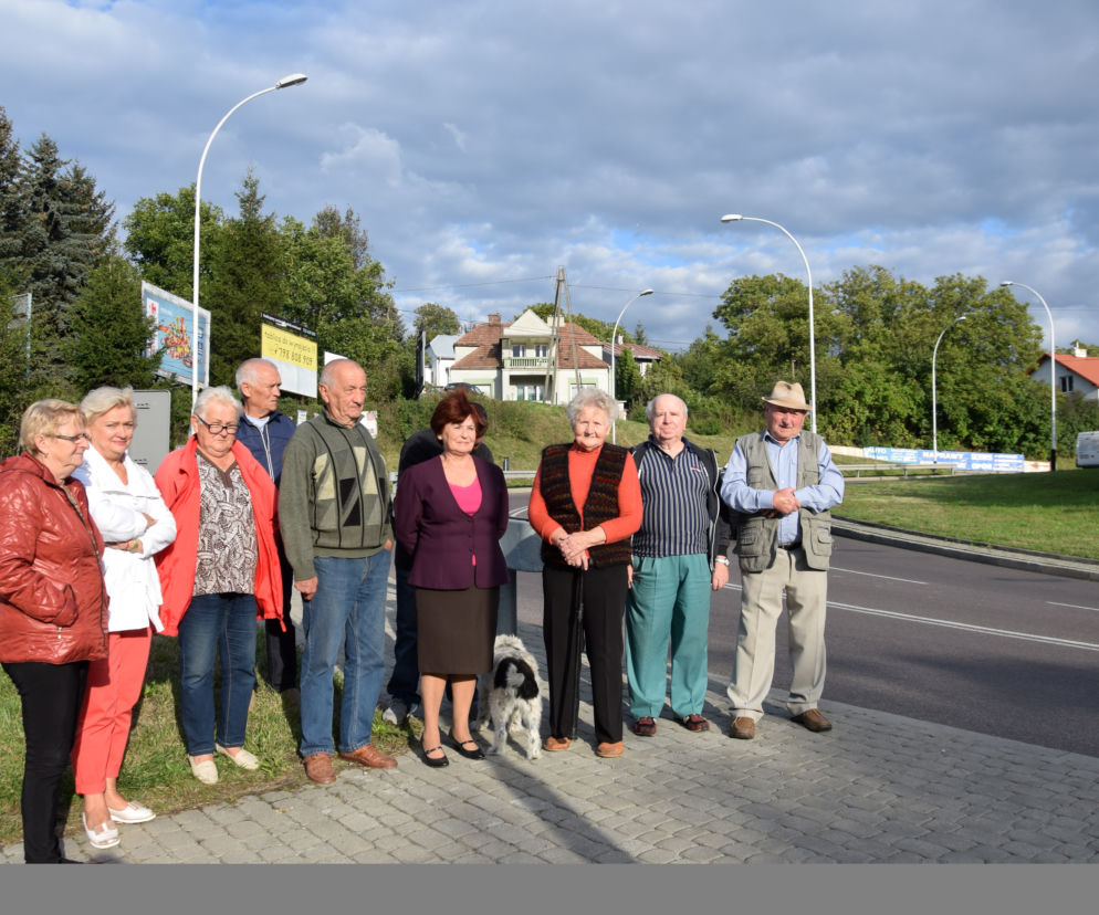 SENIORZY DOSTALI PRZYSTANEK