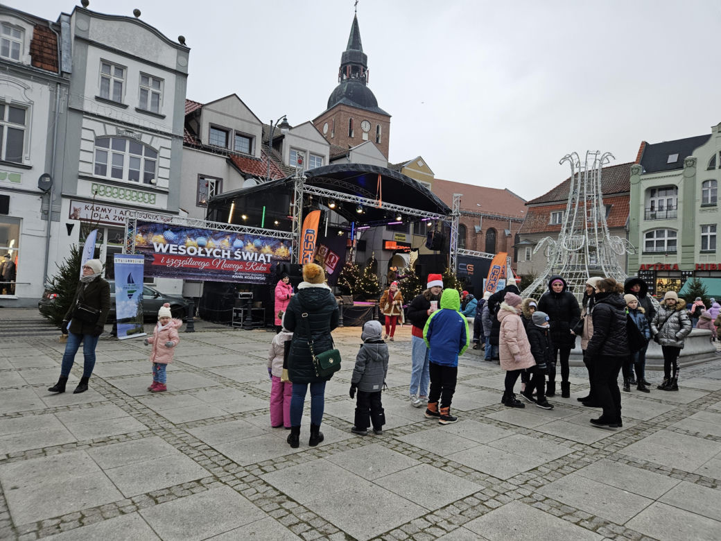 Jarmark Świąteczny w Biskupcu. Na scenie wystąpił zespół Arka Noego [ZDJĘCIA]