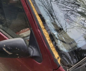 Szyba z innego auta przytwierdzona pianką montażową. Policjanci nie wierzyli w to co zobaczyli