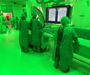Chirurdzy naczyniowi z USK w Białymstoku jako drudzy w Polsce wszczepili pacjentowi nowatorski stentgraft CASTOR
