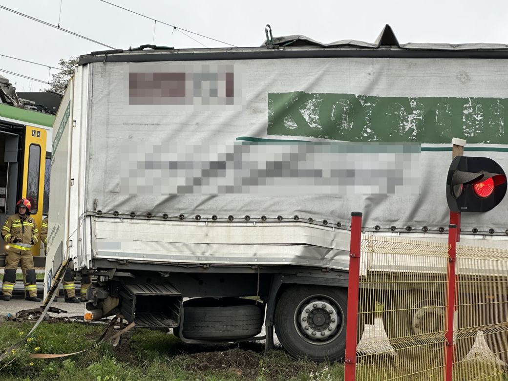 Potworne zderzenie w Ołtarzewie. Pociąg zmiótł w torów samochód ciężarowy
