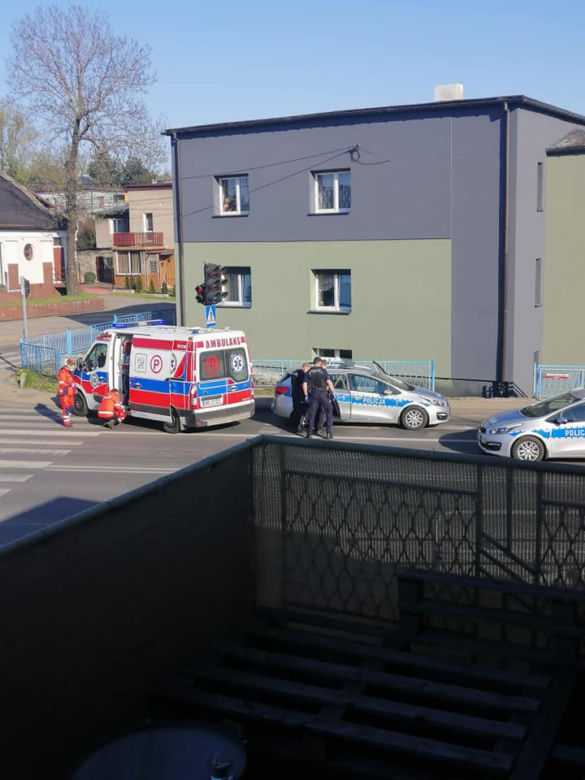 Szok! Na środku ulicy wymachiwał nożami. Policjanci byli bezradni!