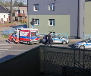 Szok! Na środku ulicy wymachiwał nożami. Policjanci byli bezradni!