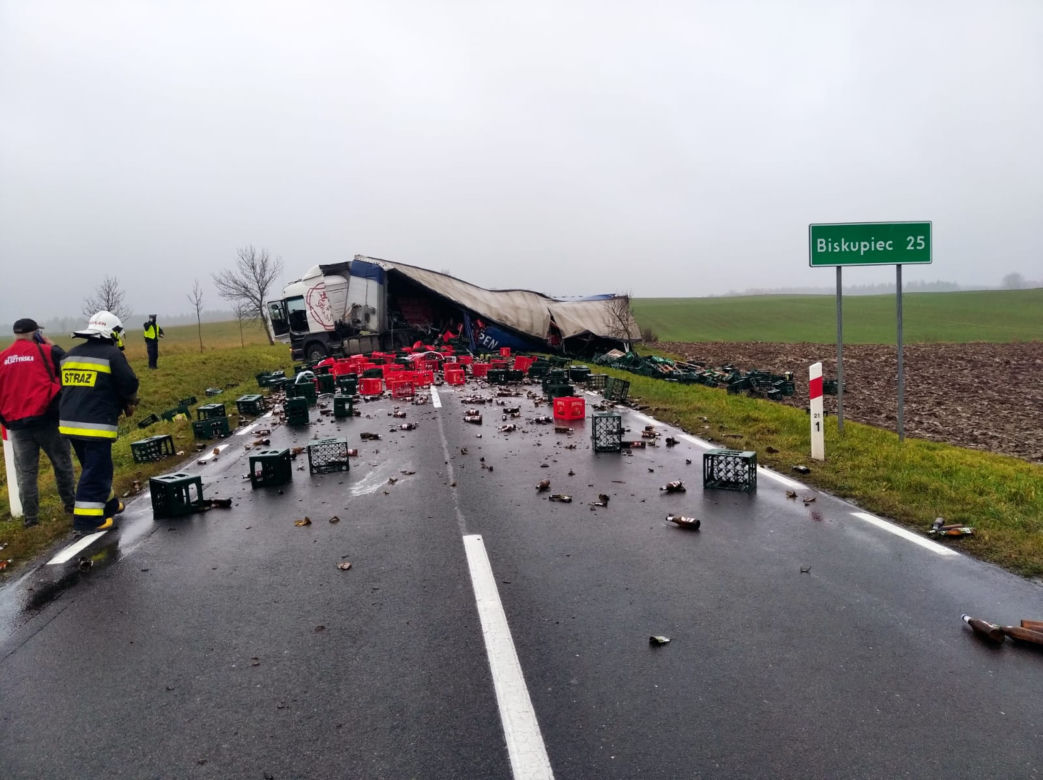 Wypadek ciężarówki z piwem. Setki litrów alkoholu rozlały się po DK 57