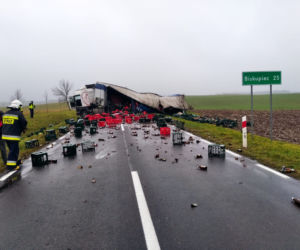 Wypadek ciężarówki z piwem. Setki litrów alkoholu rozlały się po DK 57