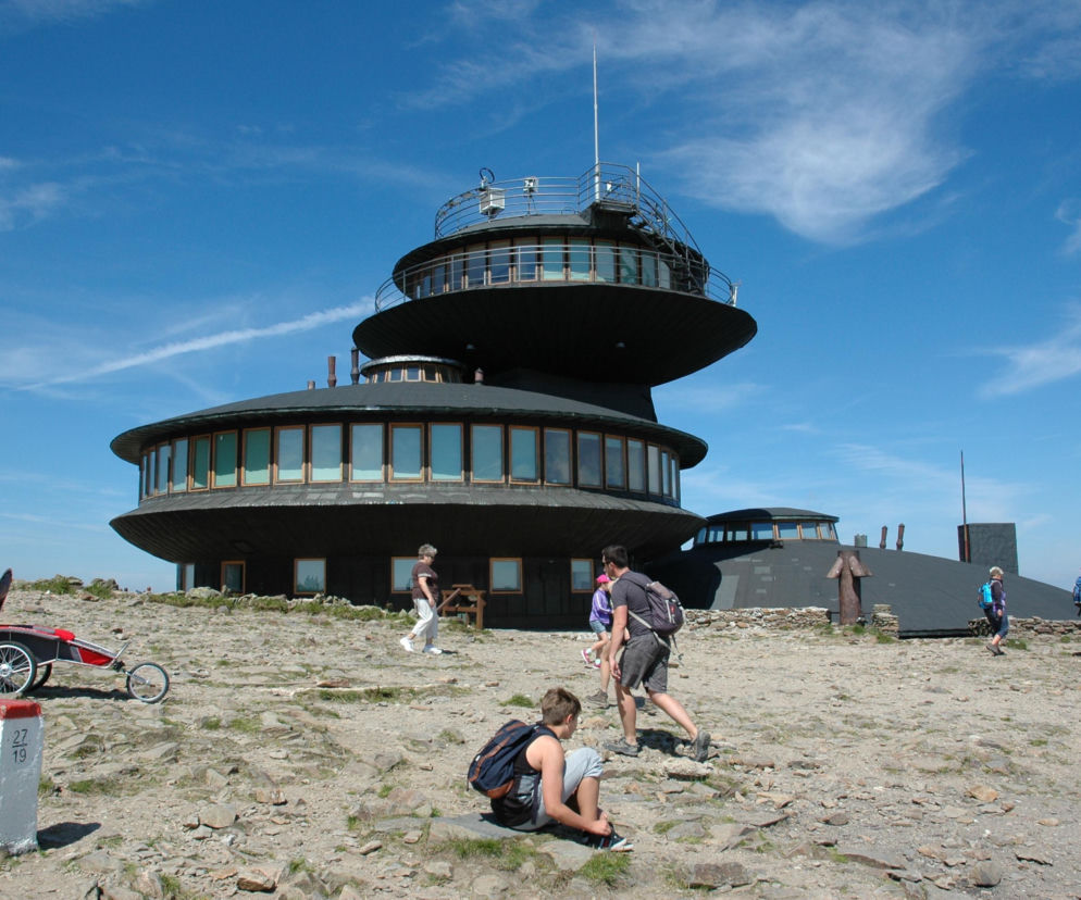 Obserwatorium na Śnieżce i turyści na szczycie. O remoncie słynnych dysków za 24 mln zł przeczytasz w serwisie Architektura.