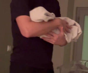 Ledwo przeciął pępowinę, już wirował z maluchem! Co za sceny na porodówce