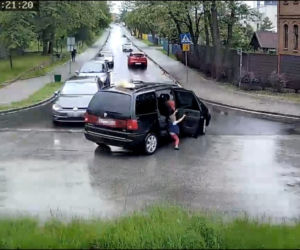 Śląskie: Chłopiec wypadł z auta na ulicę w czasie jazdy! O włos od tragedii