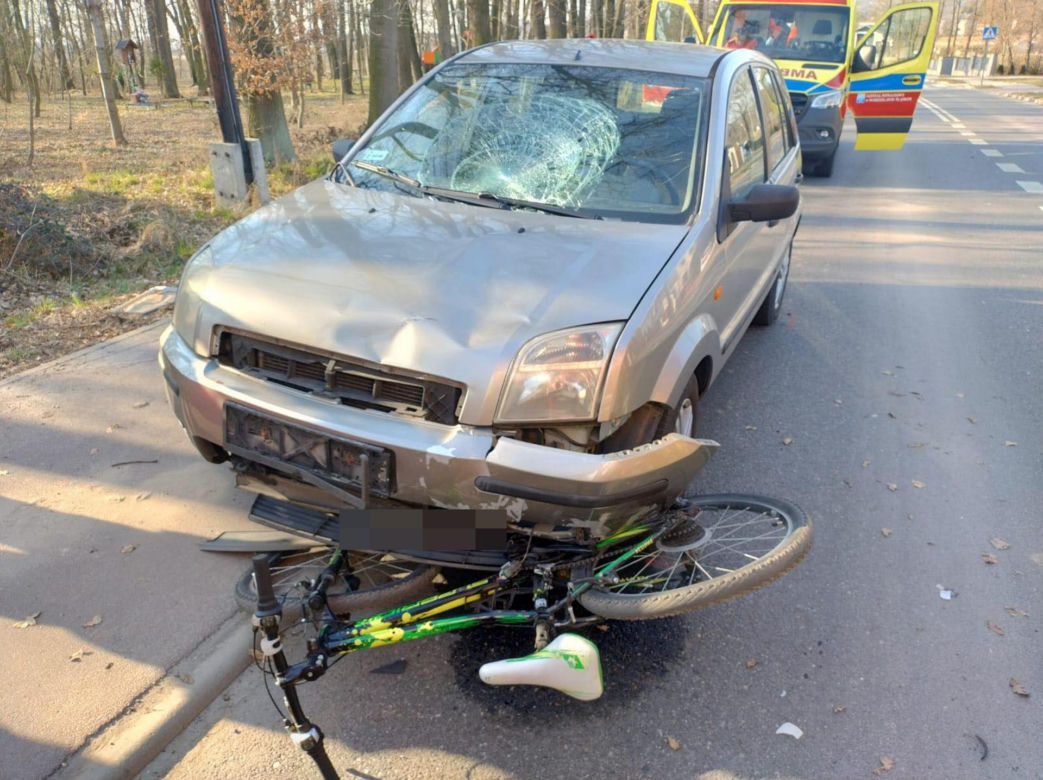 12-letni Sambor zobaczył kolegów po drugiej stronie ulicy, skręcił rowerem wprost pod auto