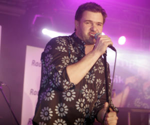 Tomasz Karolak na archiwalnych zdjęciach. Tak wyglądał na początku kariery