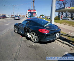 Porsche rozbiło się na latarni na ul. Trzebnickiej. Groźny wypadek we Wrocławiu 