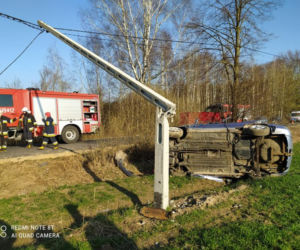 Stoczek. Jedna osoba nie żyje, dwie ranne! Wypadły z Kii Rio, która złamała słup energetyczny [ZDJĘCIA]