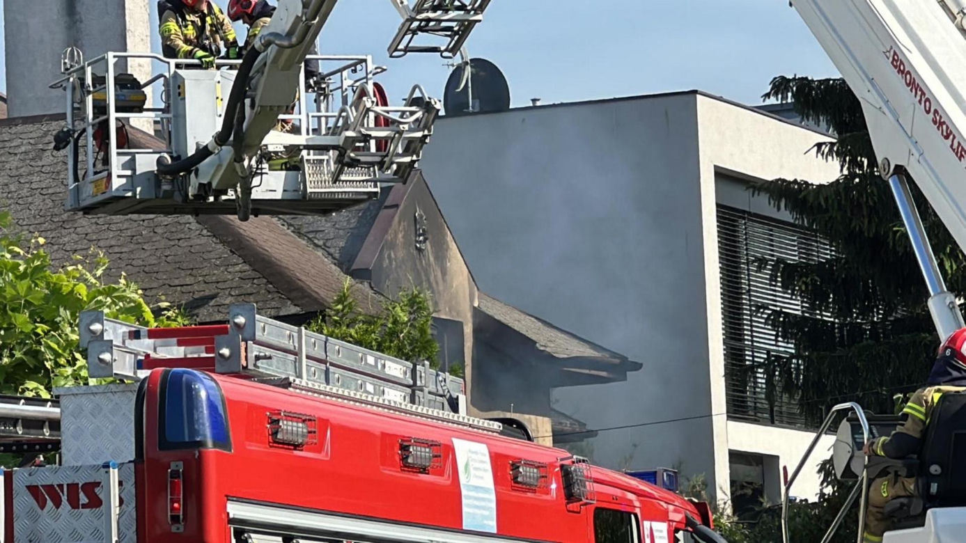Ich dom stanął w płomieniach. Ojciec ocalił córkę przed ogniem. Dramatyczny finał