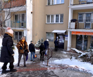 3 godziny na mrozie po szczepionkę
