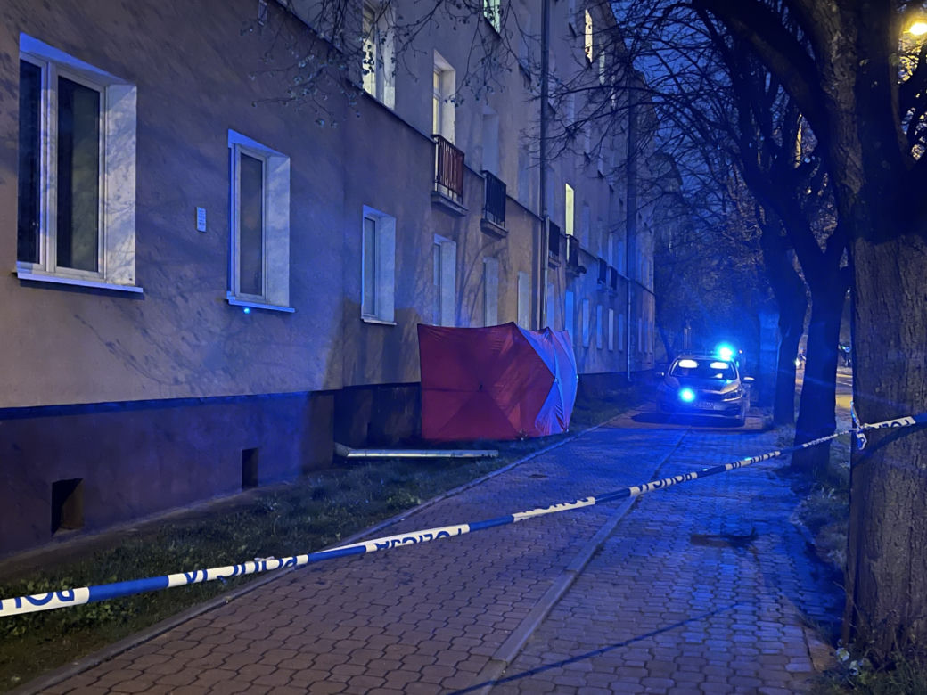 Makabra w Pruszkowie. 82-latek runął z pierwszego piętra. Nie żyje