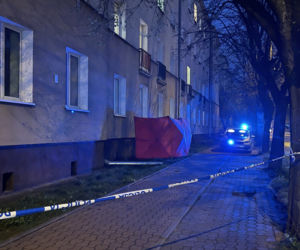 Makabra w Pruszkowie. 82-latek runął z pierwszego piętra. Nie żyje