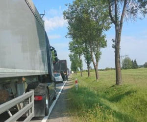 Tragiczny wypadek na DK74 w Łagowie. Nie żyje jedna osoba, droga jest całkowicie zablokowana