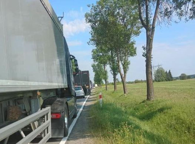 Tragiczny wypadek na DK74 w Łagowie. Nie żyje jedna osoba, droga jest całkowicie zablokowana