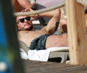 Kurek wyleguje się na plaży po igrzyskach