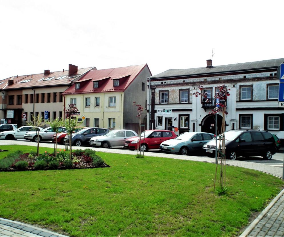 To jedno z najstarszych miast w województwie łódzkim. Zachwyca nietuzinkowym rynkiem