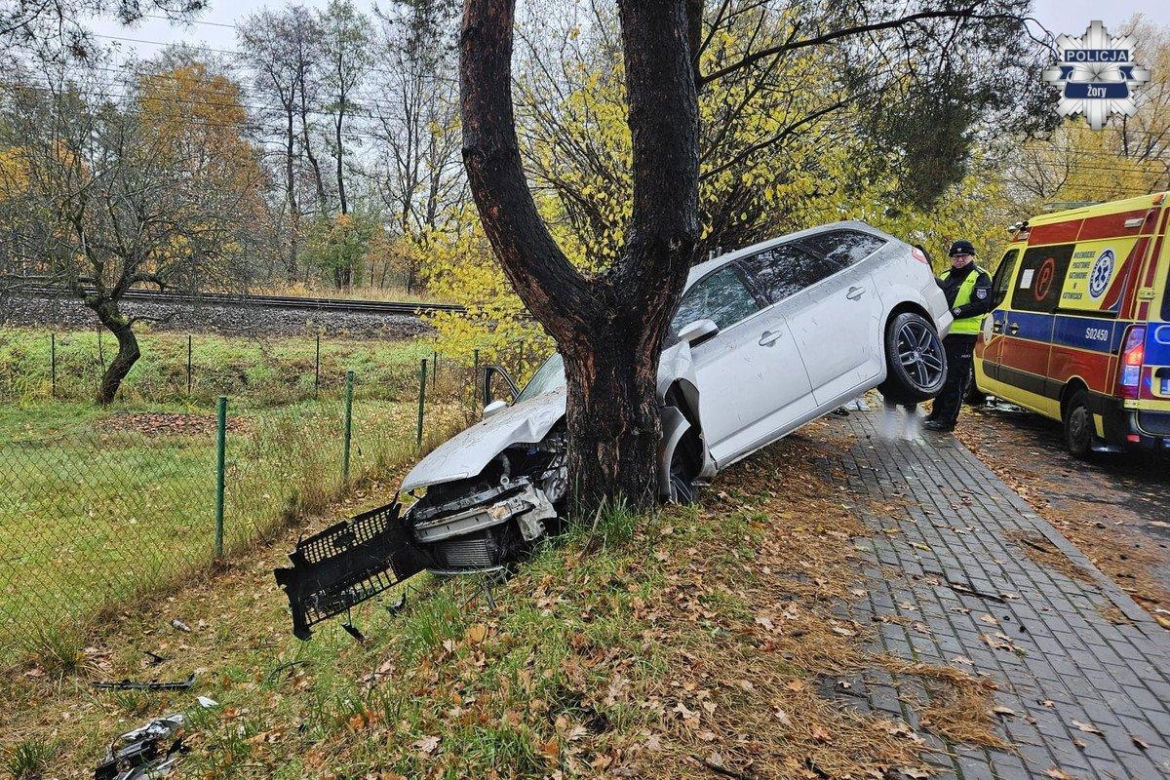 Pijany Ukrainiec rozbił auto na drzewie
