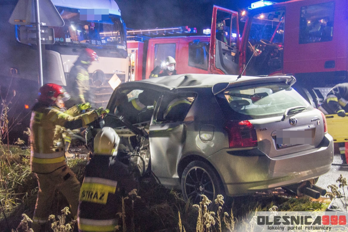 Toyota zderzyła się czołowo z ciężarówką
