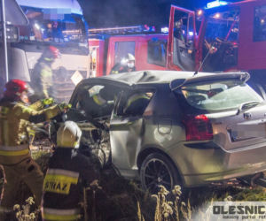 Toyota zderzyła się czołowo z ciężarówką