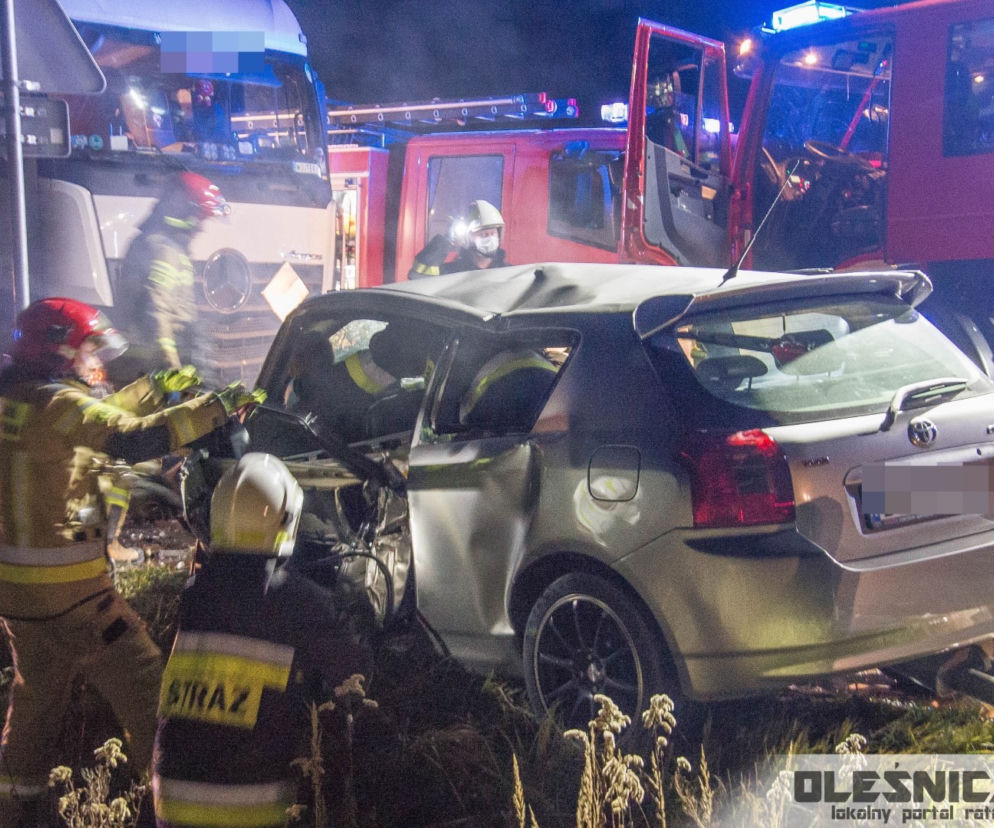 Toyota zderzyła się czołowo z ciężarówką